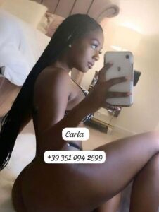 Spettacolare ragazza seducente dal fascino esotico