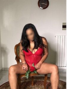 Ragazza provocante, una meravigliosa combinazione di sensualità e femminilità