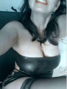 Bellissima donna matura tettona  e succhiatrice