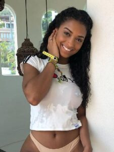 Alessia mulatta calda afro-cubana