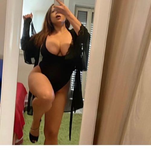 Bella ragazza con la patatina sempre bagnata ed eccitata