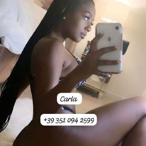Spettacolare ragazza seducente dal fascino esotico