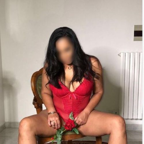 Ragazza provocante, una meravigliosa combinazione di sensualità e femminilità