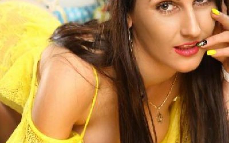 Sara, bellissima amante del sesso, una fiamma di piacere…