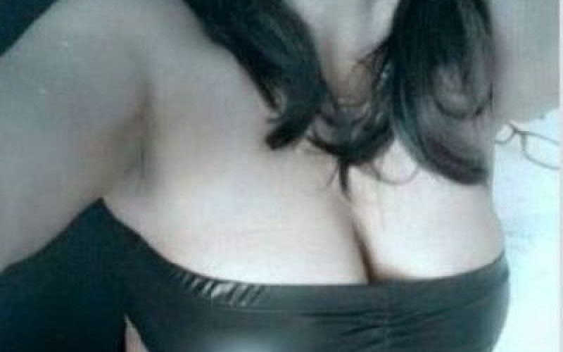 Bellissima donna matura tettona  e succhiatrice
