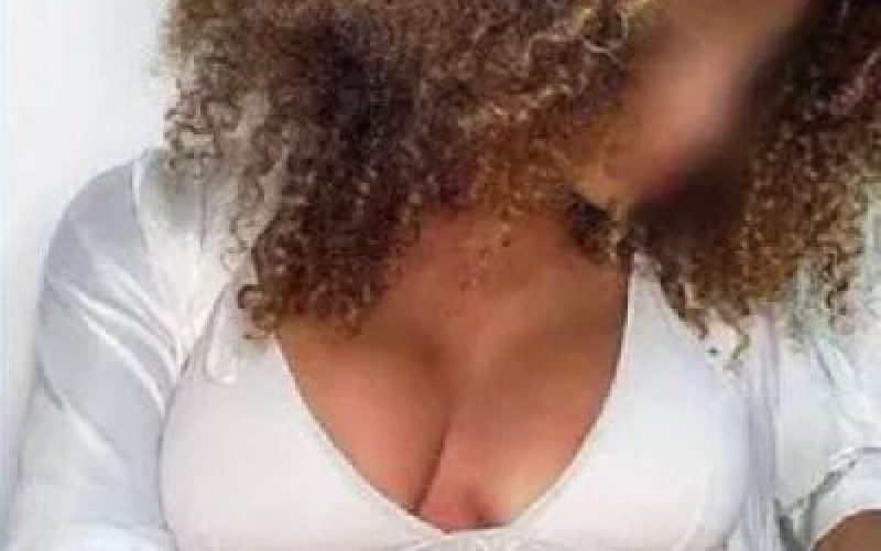 Bellissima massaggiatrice offre un viaggio esaltante alla scoperta della sessualità maschile
