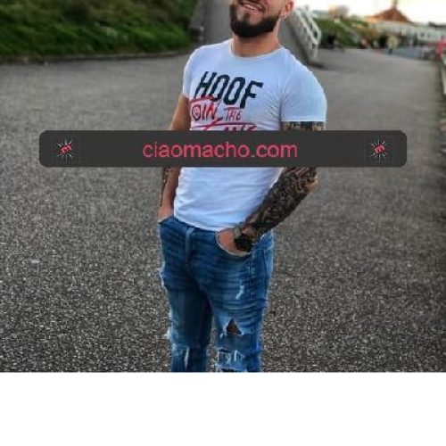 Ciao sono alex appena  arrivato a Torino solo mi spsoto o ospito acasa non perdo tempo foto reale